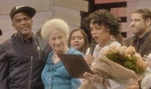 Sina Cabral, cuando el personaje real sube al escenario y se roba los aplausos