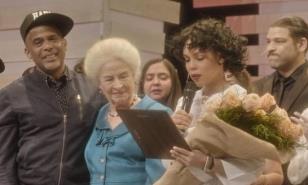 Sina Cabral, cuando el personaje real sube al escenario y se roba los aplausos