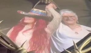 Una abuelita fanática de Karol G canta ‘MAMIII’ en pleno concierto