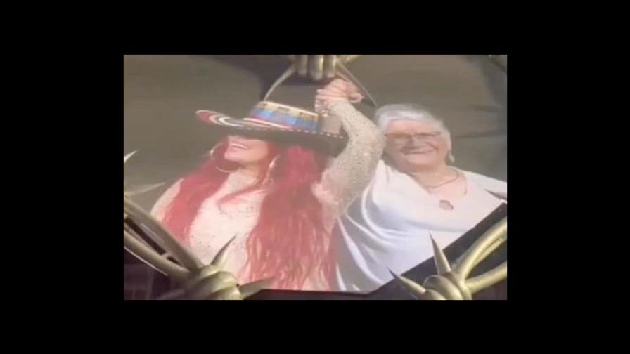 Una abuelita fanática de Karol G canta ‘MAMIII’ en pleno concierto