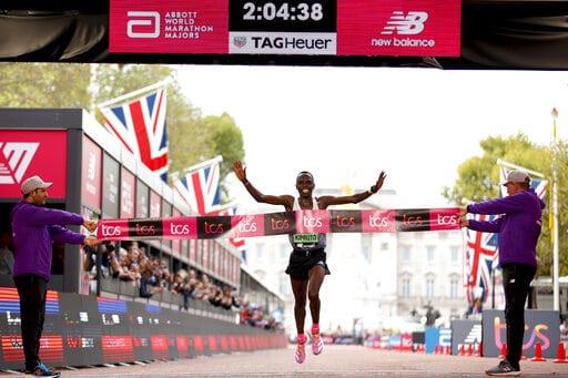 El debutante Amos Kipruto gana el Maratón de Londres