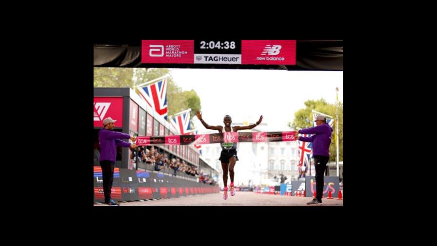 El debutante Amos Kipruto gana el Maratón de Londres
