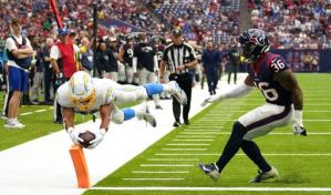 Ekeler anota tres veces en la victoria de los Chargers