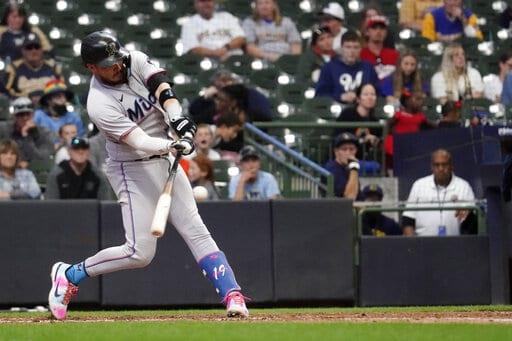 Marlins complican el pase de Cerveceros a playoffs