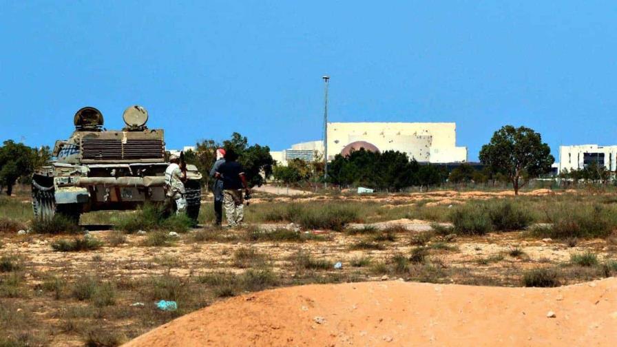 Hallan 42 cuerpos enterrados en fosa común en la ciudad de Sirte, en Libia