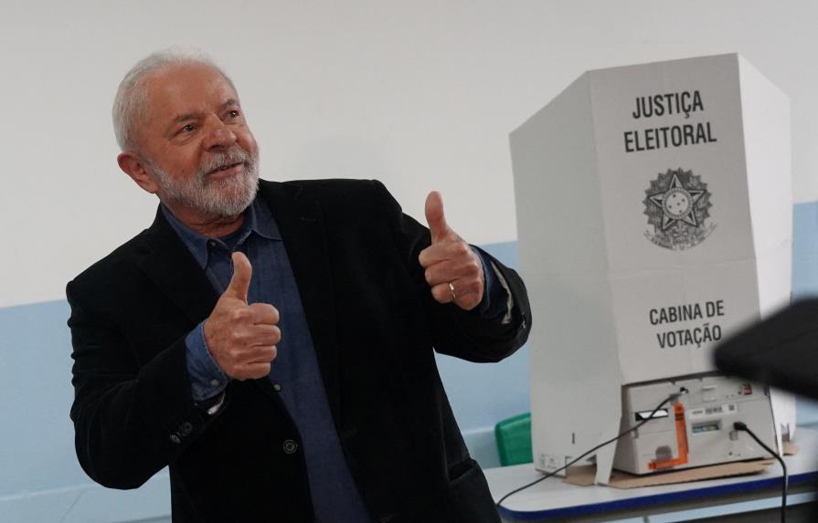 Lula adelanta a Bolsonaro con el 70.00 % escrutado en Brasil