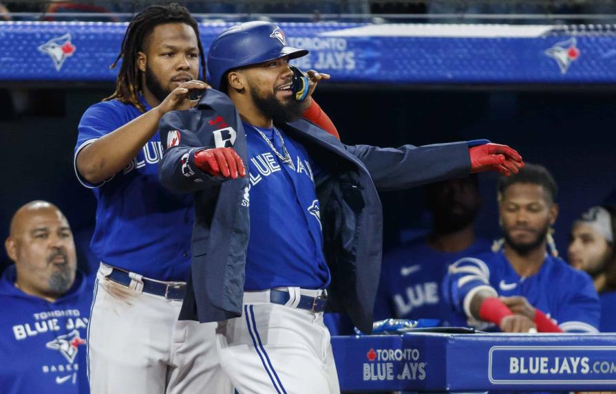 Teoscar Hernández conectó dos cuadrangulares en la victoria de Toronto