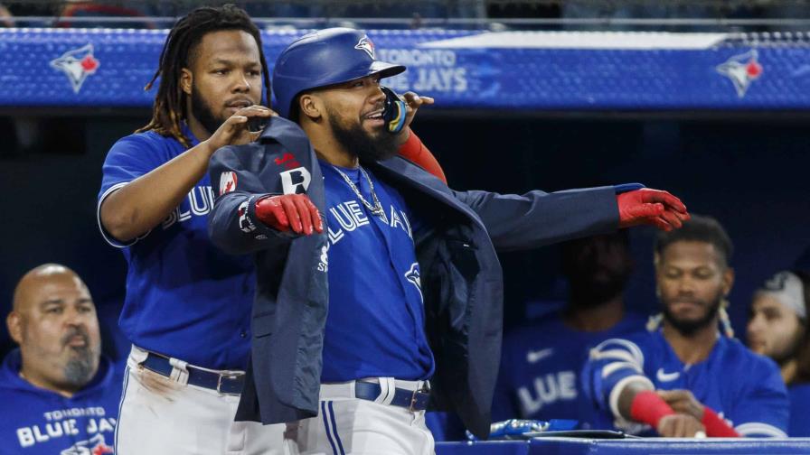 Teoscar Hernández conectó dos cuadrangulares en la victoria de Toronto