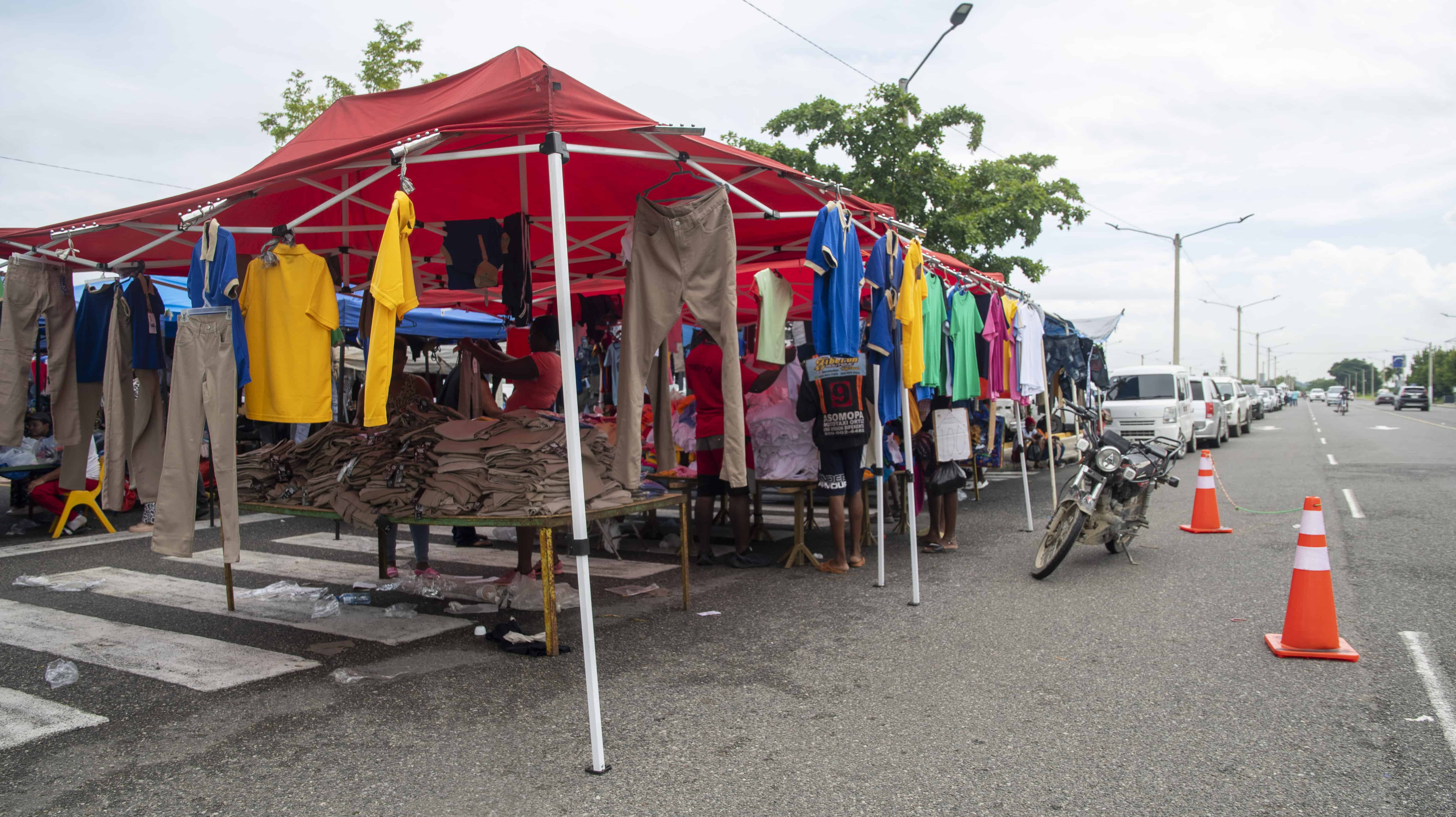 La gente adquiere artculos a precios más bajos que en algunas tiendas 