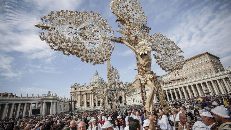 La basílica del vaticano proyecta la vida de San Pedro en su fachada