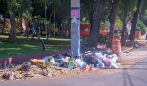 Inicio de semana con basura y moscas en calles del Distrito y Santo Domingo Oeste