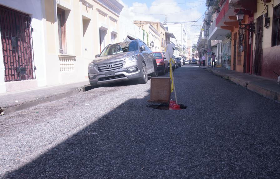 Cierran tránsito por calle Espaillat, en Ciudad Colonial, por socavón