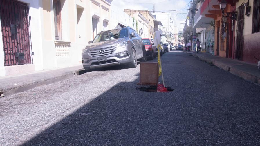 Cierran tránsito por calle Espaillat, en Ciudad Colonial, por socavón Cierran tránsito por calle Espaillat, en Ciudad Colonial, por socavón