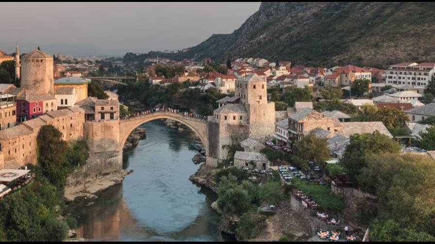 Confusión rodea elecciones en Bosnia tras reinvindicaciones de líderes serbios Confusión rodea elecciones en Bosnia tras reinvindicaciones de líderes serbios
