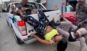 Comunitarios enfrentan agentes policiales en Santiago para impedir arresto de un joven