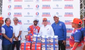 La Confederación del Caribe entrega pelotas a la Academia La Javilla