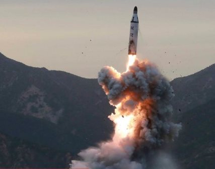 Japón pide evacuación de residentes tras disparo de un misil norcoreano
