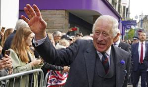 Rey Carlos en su primera aparici&oacute;n p&uacute;blica desde luto por reina