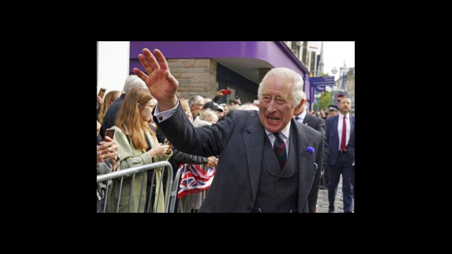 Rey Carlos en su primera aparición pública desde luto por reina Rey Carlos en su primera aparición pública desde luto por reina