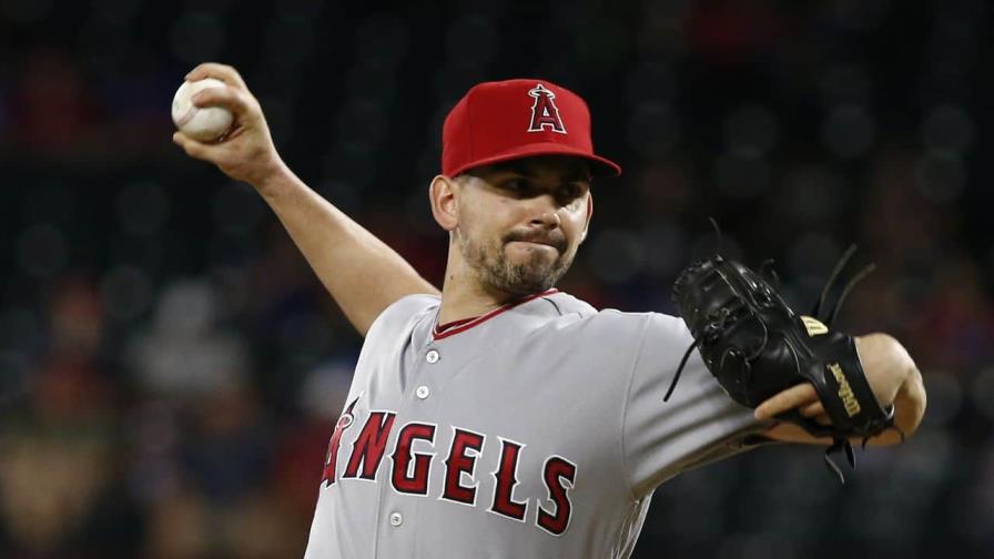 Cole y Smith también relevarán para los Leones