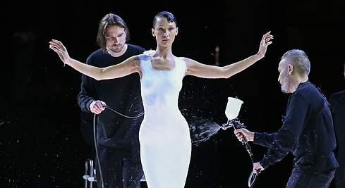El vestido en spray de Coperni, el momento más viral de la Semana de la Moda de París