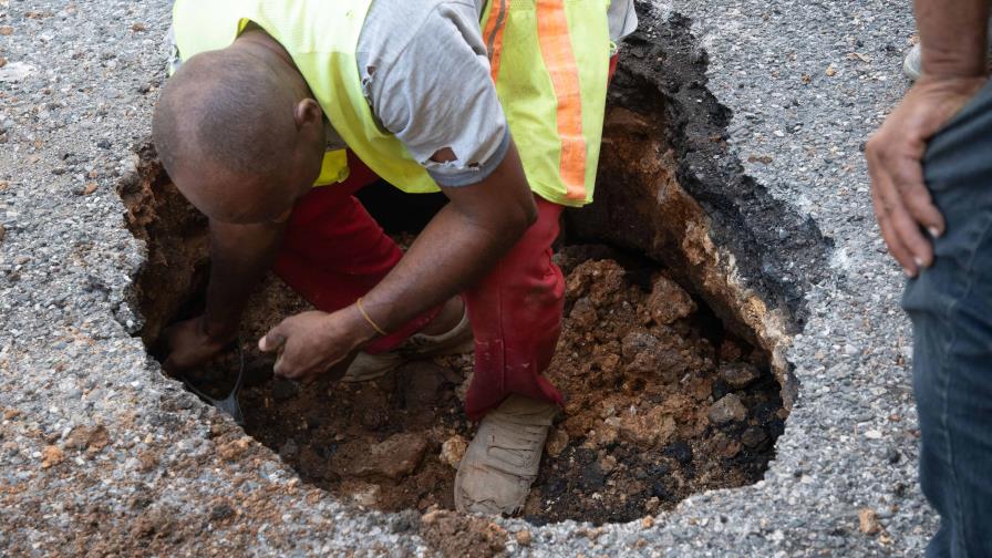 Fue el colapso de una tubería sanitaria la causa del socavón en calle Espaillat
