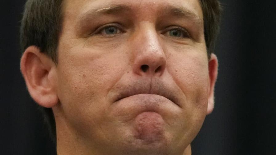 Piden una investigación federal a DeSantis por los vuelos de inmigrantes