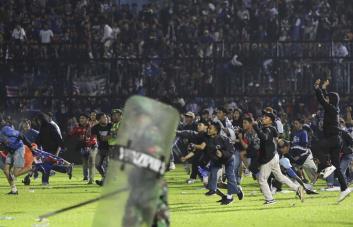 VIDEOS | Un experto explica qué provocó la estampida futbolística en Indonesia