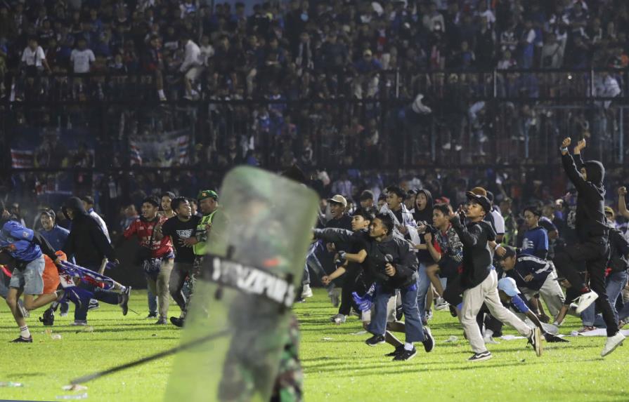 VIDEOS | Un experto explica qué provocó la estampida futbolística en Indonesia