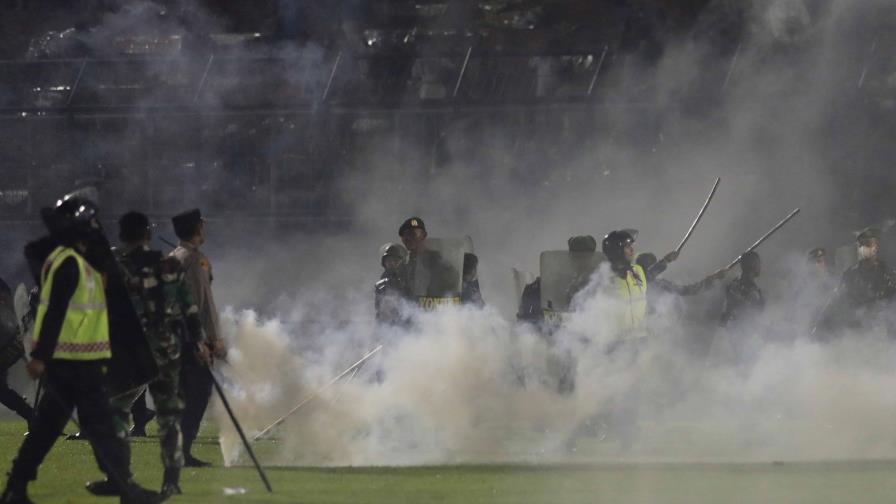 La policía indonesia en el punto de mira tras estampida muertes en un estadio