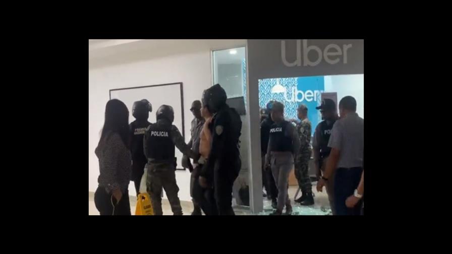 Video | Hombre rompe cristales de la oficina principal de Uber en el Distrito Nacional