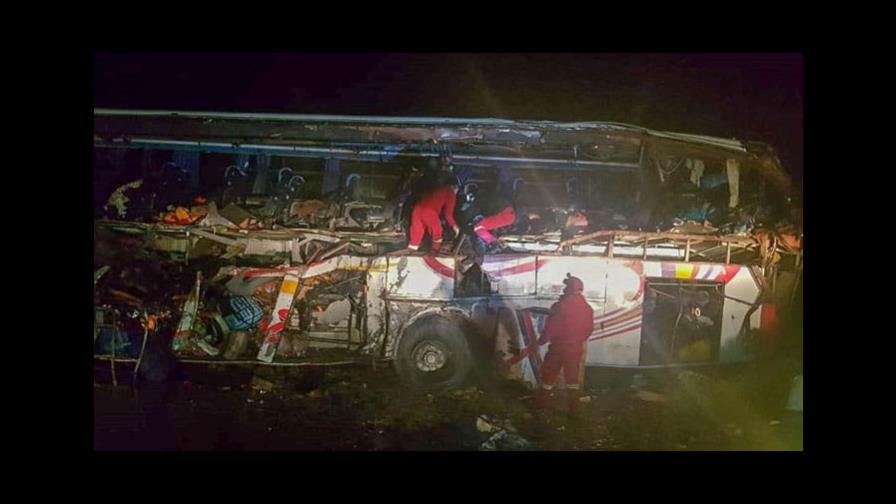 Al menos 2 muertos y 23 heridos en un choque frontal de vehículos en Bolivia