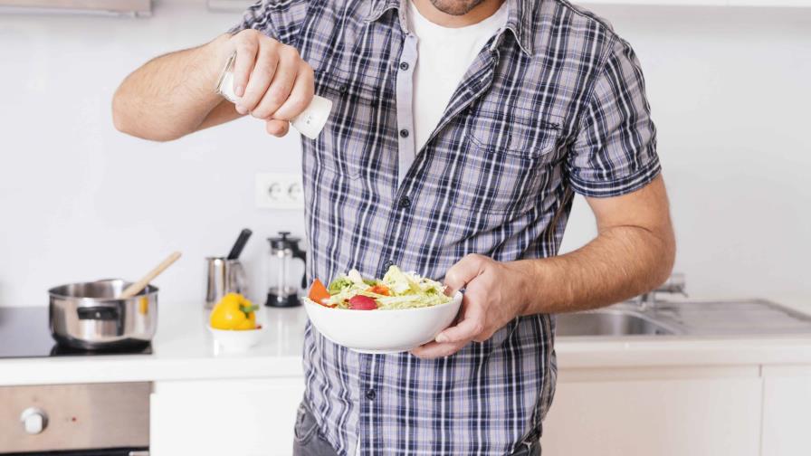 ¿Te pasaste de sal? Toma nota de estos consejos para arreglar tu plato