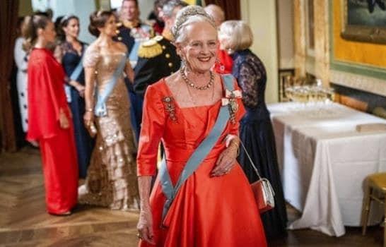 La reina de Dinamarca pide disculpas por retirar títulos a sus nietos, pero no cambia de opinión