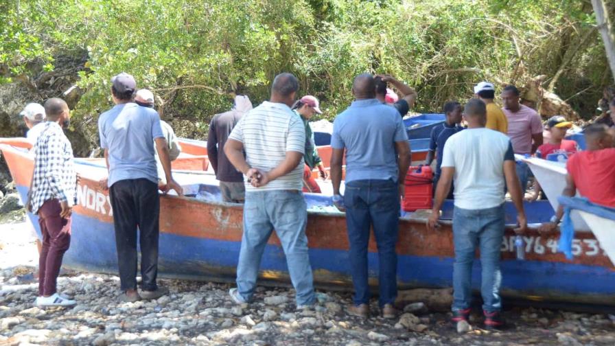 Marina, Defensa Civil y pescadores trabajan en la búsqueda de náufragos de Cabrera 