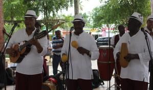 Los Hermanos Heredia ponen a bailar son a decenas de personas en Villa Mella