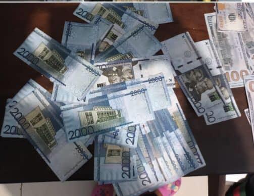 Apresan hombre con miles de dólares y pesos falsos en San Pedro de Macorís