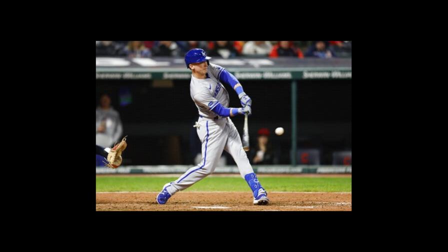 Waters batea jonrón en la 10ma y Reales vence a Guardianes