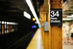 Empujan a joven a las vías del tren en NY y otra muere arrollada Empujan a joven a las vías del tren en NY y otra muere arrollada