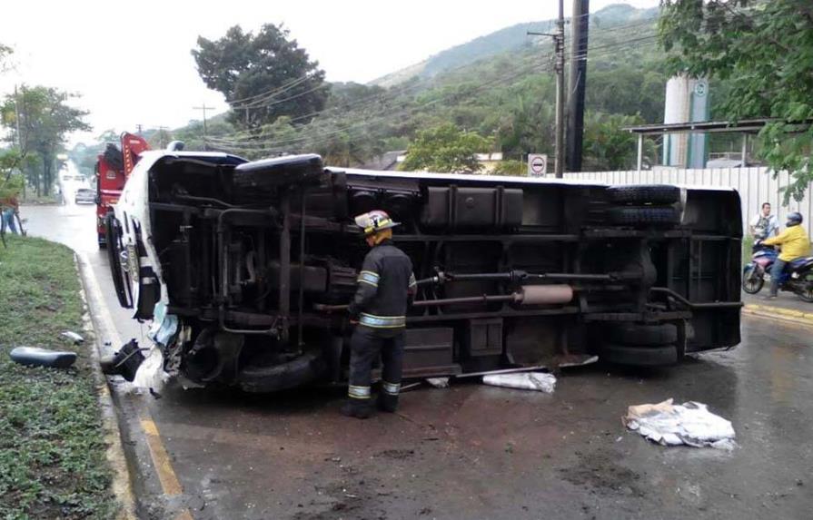 Dos muertos y 19 heridos al caer un autobús a una hondonada en Honduras