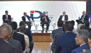 Exministros de Economía junto a Pável Isa exponen retos del país de cara al desarrollo