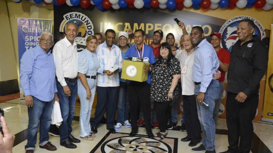 Torres campeón III torneo mundial de dominó