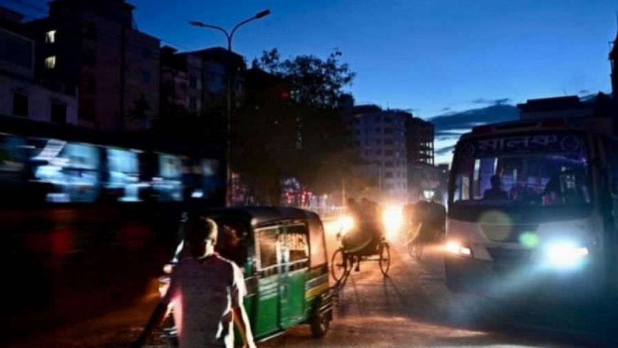 Al menos 130 millones de afectados por un corte de luz en Bangladés Al menos 130 millones de afectados por un corte de luz en Bangladés