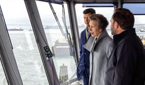 La hija de la reina Isabel II está en Nueva York y da un paseo por el ferry