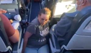 Mujer discapacitada se arrastra por pasillo de avión para ir al baño tras negarle silla de rueda