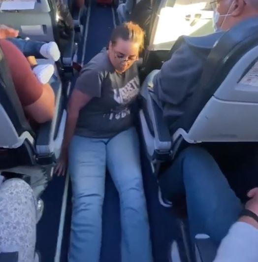 Mujer discapacitada se arrastra por pasillo de avión para ir al baño tras negarle silla de rueda