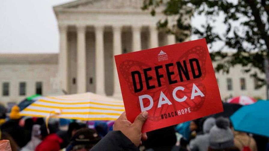 Corte de EEUU mantiene DACA y devuelve el caso a tribunal de menor instancia