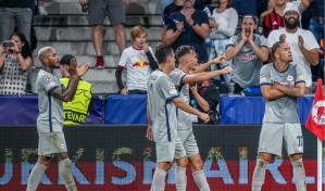 Salzburgo alza vuelo con otro gol de Okafor