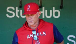 Angelinos mantendrán a Phil Nevin como manager un año más