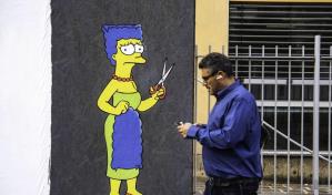 Borran un mural de Marge Simpson cortando su pelo en consulado iraní en Milán